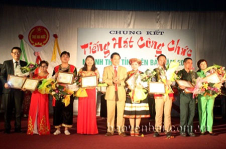 Đoàn viên thanh niên ngành thuế tham gia Hội thi tiếng hát công chức năm 2014.