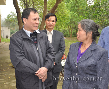 Đồng chí Chủ tịch UBND tỉnh Phạm Duy Cường (đầu tiên, trái sang) trao đổi với người dân xã Vũ Linh về phương án giao rừng.