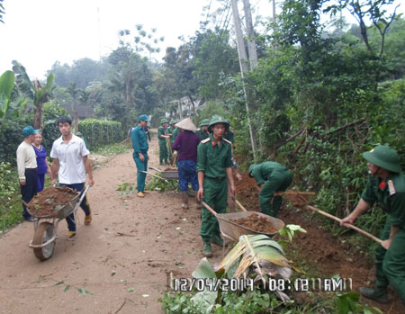 Cán bộ, chiến sĩ và nhân dân xã Minh Bảo tham gia tu sửa đường giao thông nông thôn.