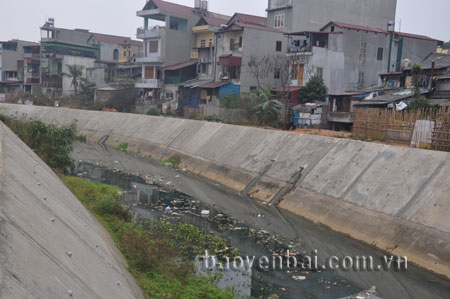 Một dòng suối chảy trong lòng thành phố Yên Bái dù được xây dựng bờ kè khá đẹp, kiên cố nhưng nước đen ngòm và đầy rác rưởi.