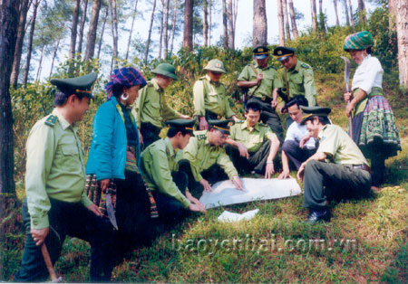 Cán bộ kiểm lâm Trạm Tấu trao đổi về thực địa diện tích quản lý, bảo vệ rừng trên địa bàn với các tổ bảo vệ rừng.
(Ảnh: Tuấn Nghĩa)