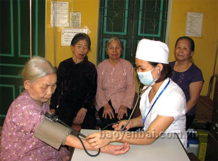 Người cao tuổi phường Nam Cường thường xuyên được chăm sóc sức khỏe tại Trạm Y tế.
