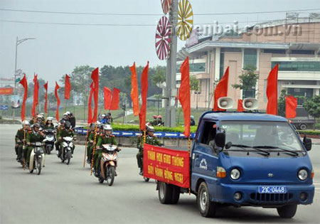 Các lực lượng chức năng diễu hành tuyên truyền về an toàn giao thông. (Ảnh: Hùng cường)