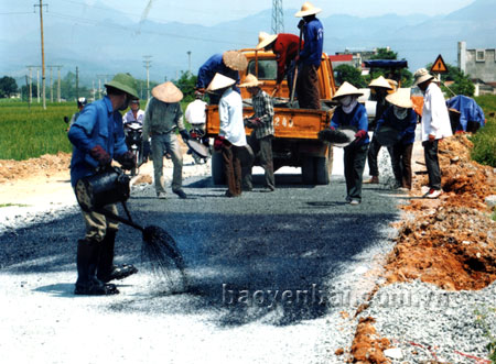 Công nhân ngành giao thông vận tải nâng cấp các tuyến đường phục vụ phát triển kinh tế - xã hội.
(Ảnh: Thanh Miền)