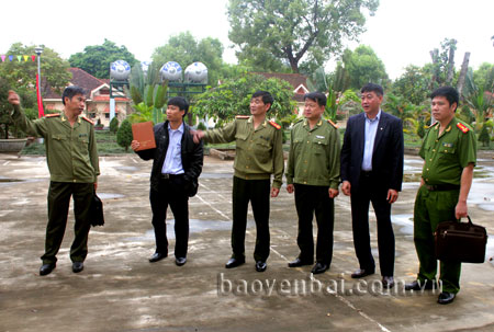 Lãnh đạo Ban giám đốc, Phòng An ninh kinh tế và các phòng chuyên môn Công an tỉnh trao đổi với lãnh đạo Công ty cổ phần Thủy điện Thác Bà về công tác đảm bảo an toàn cho đại hội điểm của Đảng bộ Công ty.
(Ảnh: Phong Sơn)
