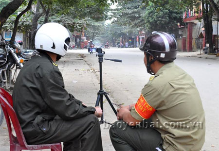 Lực lượng Công an thị trấn Mậu A, huyện Văn Yên sử dụng máy quay hỗ trợ công tác kiểm tra, kiểm soát.
