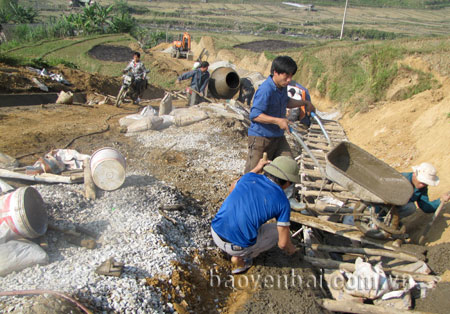 Nhân dân xã Nậm Có huyện (Mù Cang Chải) tham gia làm đường giao thông nông thôn.