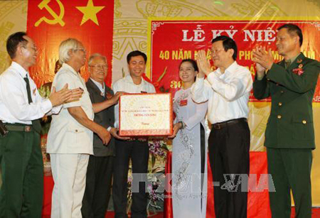 Chủ tịch nước Trương Tấn Sang tặng quà cho các cựu tù chiến sĩ cách mạng bị địch bắt tù đày. Ảnh: Nguyễn Khang - TTXVN 
