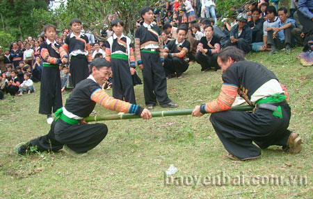 Ngày hội văn hóa dân tộc Mông ở Suối Giàng (Văn Chấn).

