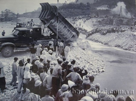 Lễ chặn dòng Thủy điện Thác Bà năm 1970.