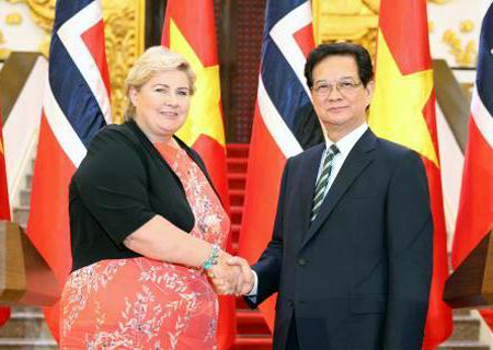 Thủ tướng Nguyễn Tấn Dũng nhiệt liệt chào mừng Thủ tướng Na Uy Erna Solberg sang thăm Việt Nam