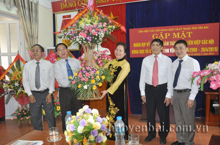 Đồng chí Ngô Thị Chinh - Ủy viên Ban Thường vụ Tỉnh ủy, Phó chủ tịch UBND tỉnh tặng hoa chúc mừng Liên hiệp hội nhân dịp kỷ niệm 15 năm Ngày thành lập.