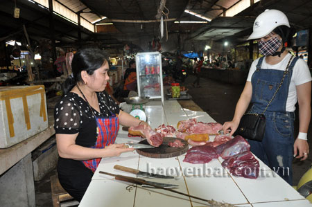 Người tiêu dùng cần có kiến thức khi mua thực phẩm thịt. (Ảnh: Một quầy bán thịt tại chợ Yên Thịnh, thành phố Yên Bái.)
