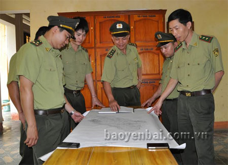Cán bộ Trạm Kiểm lâm Trúc Lâu (huyện Lục Yên) họp bàn phương án bảo vệ rừng.
