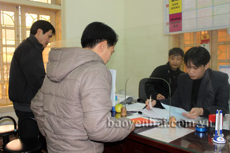 Cán bộ Chi cục Thuế thành phố Yên Bái hỗ trợ người nộp thuế.
