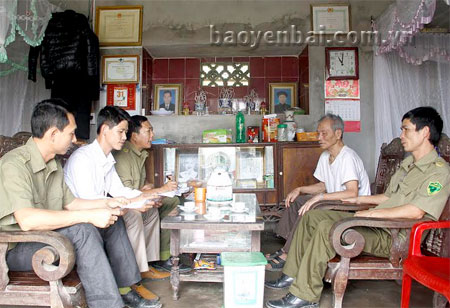 Ban Công an xã Minh Quân kiểm tra nhân khẩu tạm trú, tạm vắng tại thôn Đức Quân.