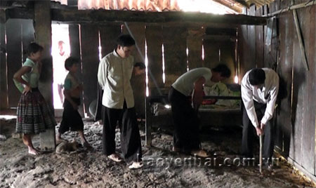 Cán bộ xã Pá Lau kiểm tra vết nứt trong nền nhà người dân trước mùa mưa bão.