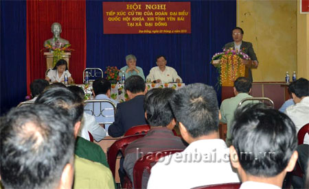 Đồng chí Phùng Quốc Hiển phát biểu tại buổi  tiếp xúc cử tri các xã: Đại Đồng, Tân Hương, Cảm Ân, huyện Yên Bình.