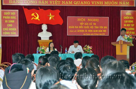 Quang cảnh buổi tiếp xúc cử tri tại huyện Lục Yên.