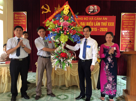 Lãnh đạo Huyện ủy Yên Bình tặng hoa chúc mừng Đại hội.