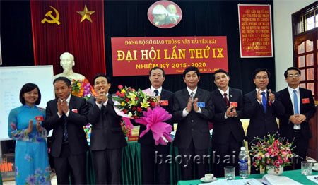 Đồng chí Nguyễn Bình Minh - Phó bí thư Thường trực Đảng ủy Khối các cơ quan tỉnh (thứ 4, phải sang) tặng hoa chúc mừng Ban Chấp hành Đảng bộ Sở GTVT khóa IX.
