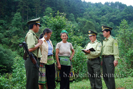 Cán bộ Hạt Kiểm lâm huyện Trạm Tấu tuyên truyền, vận động nhân dân phòng chống cháy rừng.