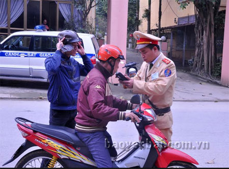 Cảnh sát giao thông kiểm tra nồng độ cồn đối với người điều khiển phương tiện giao thông.
