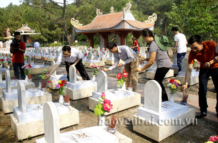 Những nén tâm hương tri ân với các liệt sĩ của cán bộ Báo Yên Bái tại Nghĩa trang liệt sĩ Trường Sơn.