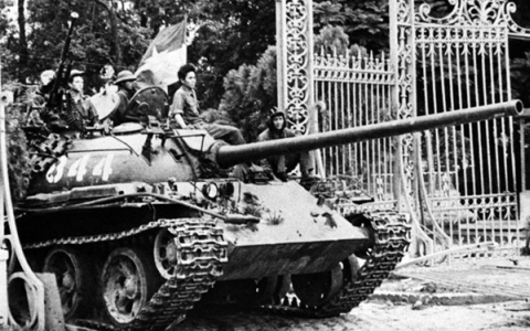 Chiến thắng 30/4/1975 là một trong những cột mốc lịch sử quan trọng nhất cho đất nước Việt Nam. Hãy xem các hình ảnh về ngày đó để cảm nhận niềm tự hào và lòng tri ân đối với các anh hùng đã hy sinh vì độc lập tự do của quê hương.