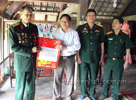 Đồng chí Nông Văn Lịnh - Chủ tịch Ủy ban MTTQ Việt Nam tỉnh tặng quà cho ông Hà Thái Xiêng.
