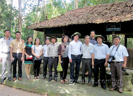 Đoàn công tác Báo Yên Bái và Báo Tây Ninh thăm nhà làm việc của đồng chí Nguyễn Văn Linh - Bí thư Trung ương Cục kiêm Trưởng ban Tuyên huấn Trung ương Cục Miền Nam năm 2013.