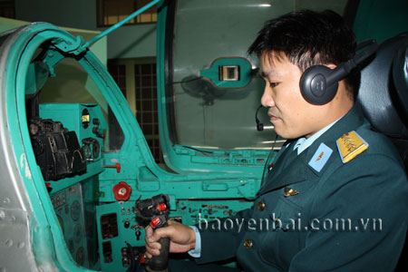 Giờ thực hành bay trong buồng lái của phi công tại sân bay Yên Bái.