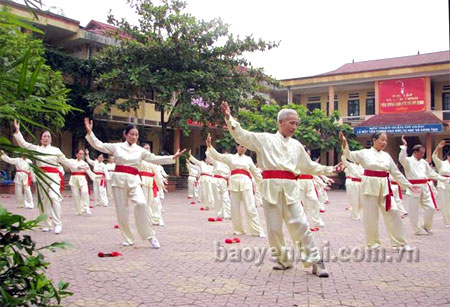 Các cụ cao tuổi luôn gương mẫu, đi đầu trong các phong trào thi đua yêu nước, các cuộc vận động, là tấm gương sáng cho các thế hệ con cháu noi theo. (Ảnh: Quỳnh Nga)