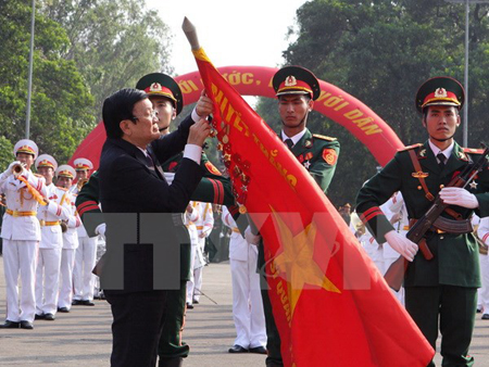 Chủ tịch nước Trương Tấn Sang trao tặng Huân chương Hồ Chí Minh cho nhà trường.
