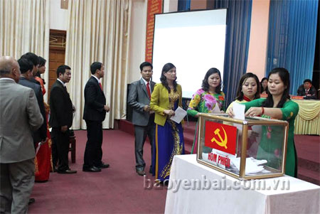 Đại biểu dự Đại hội Đảng bộ thị trấn Yên Bình khóa IX bỏ phiếu bầu Ban chấp hành khóa mới.
(Ảnh: Hồng Duyên)