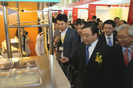 Phó Thủ tướng Hoàng Trung Hải thăm một gian hàng tại VIETNAM EXPO 2015.