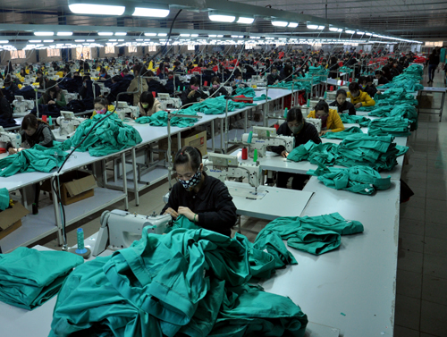 Với công suất 1,5 triệu sản phẩm/năm, Nhà máy may của nhà đầu tư Hàn Quốc tại Cụm công nghiệp Thịnh Hưng giải quyết việc làm cho hàng ngàn lao động địa phương.