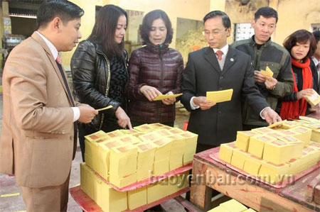 Lãnh đạo Liên minh Hợp tác xã tỉnh Yên Bái thăm xưởng sản xuất vàng mã của Công ty cổ phần Yên Sơn.
