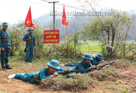Lực lượng dân quân tự vệ xã Hòa Cuông (huyện Trấn Yên) tham gia huấn luyện.