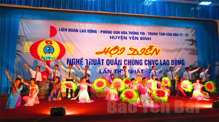 Một tiết mục trong Hội diễn Nghệ thuật quần chúng CNVCLĐ huyện Yên Bình, lần thứ nhất, năm 2015.