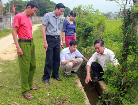 Lãnh đạo Phòng Nông nghiệp và Phát triển nông thôn huyện Văn Chấn kiểm tra kênh mương nội đồng tại thị trấn Nông trường Liên Sơn.