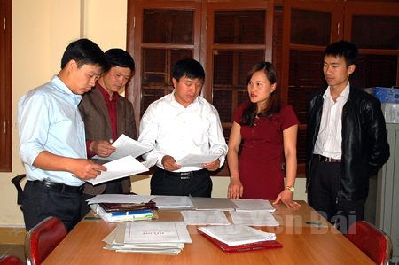 Đồng chí Giàng A Tông (đứng giữa) - Bí thư Huyện ủy, Trưởng ban chỉ đạo Bầu cử ĐBQH và đại biểu HĐND các cấp huyện Mù Cang Chải kiểm tra việc in ấn tài liệu phục vụ cuộc bầu cử.