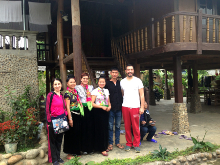 Du khách nước ngoài chụp ảnh lưu niệm cùng gia đình anh Lò Văn Bình.