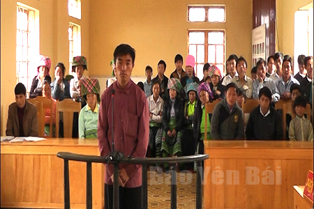 Bị cáo Mùa A Phong trong phiên tòa xét xử lưu động tại xã Pá Hu (Trạm Tấu).