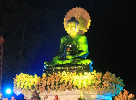 Tượng Phật ngọc hòa bình thế giới đang được trưng bày tại chùa Hồng Phúc, Kiến An, Hải Phòng.