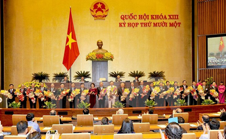 Chủ tịch Quốc hội Nguyễn Thị Kim Ngân tặng hoa chúc mừng các Phó Thủ tướng, Bộ trưởng và thành viên khác của Chính phủ vừa được Quốc hội phê chuẩn.