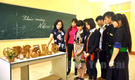 Giáo viên TTDN&GDTX huyện Văn Yên giới thiệu các sản phẩm thủ công mỹ nghệ làm từ vỏ quế với học sinh Trường Phổ thông Dân tộc nội trú THCS Văn Yên.