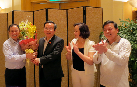 Các đồng chí lãnh đạo tỉnh và Đoàn đại biểu Quốc hội tỉnh Yên Bái tặng hoa chúc mừng đồng chí Phùng Quốc Hiển được Quốc hội bầu làm Phó Chủ tịch Quốc hội khóa XIII