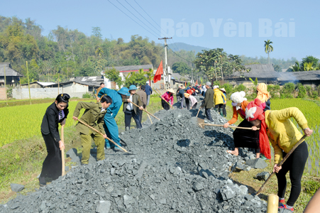 Cán bộ, nhân dân xã Phúc Sơn, huyện Văn Chấn hăng hái làm đường giao thông nông thôn.