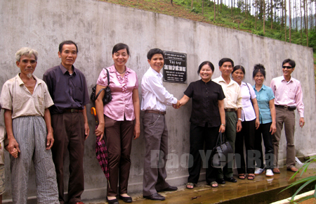 Bà Lê Thị Hồng Hiệp - Giám đốc Trung tâm SUDECOM (thứ năm từ phải sang) cùng các cộng sự bàn giao công trình nước tự chảy ở xã Tân Hương (Yên Bình).
